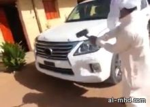 بالفيديو ... مواطن يحطم مقدمة سيارته "لكزس" بواسطة شاكوش