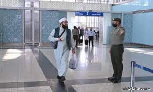 جوازات مطار الأمير محمد بن عبدالعزيز الدولي بالمدينة المنورة تواصل إنهاء إجراءات مغادرة ضيوف الرحمن