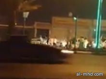 بالفيديو : عشرات الشباب يعتدون بالحجارة على سيارة ساهر بخميس مشيط