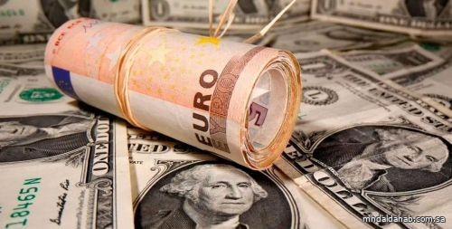 اليورو ينخفض إلى تحت عتبة الدولار