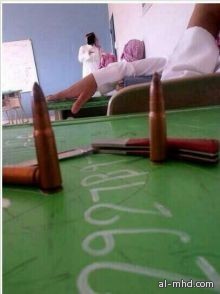 بالصورة : طالب يضع طلقات نارية وسكيناً أمامه على طاولة الفصل بوجود المعلم