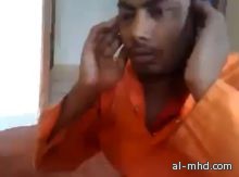 بالفيديو ... مواطن سعودي يعتدي على عامل بالضرب المبرح