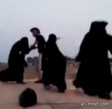 بالفيديو ... 3 فتيات يضربن شاباً بعد أن تحرش بهن