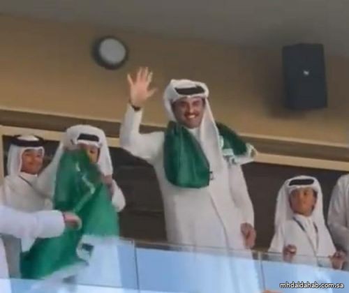أمير قطر يتوشح بالعلم السعودي خلال متابعته مباراة الأخضر ضد الأرجنتين