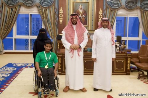 نائب أمير المدينة يستقبل لاعب المنتخب السعودي لذوي الإعاقة