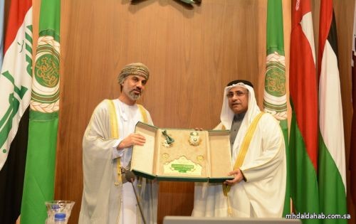 البرلمان العربي يمنح رئيس مجلس الشورى العماني وسام التميز العربي