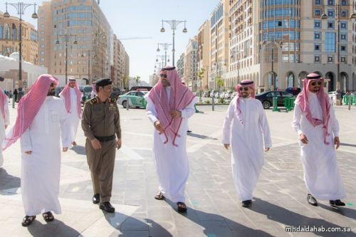 فيصل بن سلمان يتفقد الخدمات المقدمة لزوار المسجد النبوي