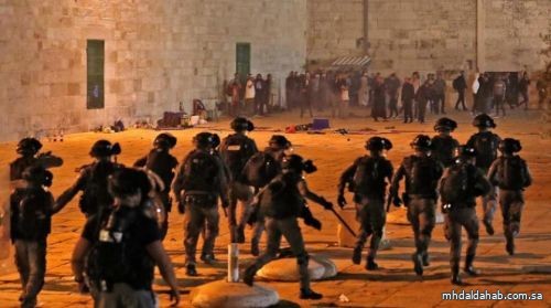 القوات الإسرائيلية تقتحم المصلى القبلي بالمسجد الأقصى وتعتدي على المعتكفين