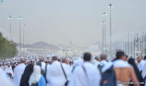 ضيوف الرحمن يتوافدون إلى صعيد عرفات لأداء ركن الحج الأعظم
