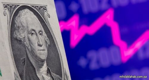 الدولار يتراجع بعد تخفيض التصنيف الائتماني لأمريكا
