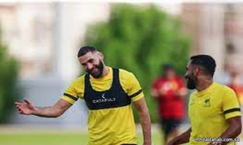 بنزيما يظهر مبتسما في ظل أنباء عن توتر علاقته مع مدرب الاتحاد