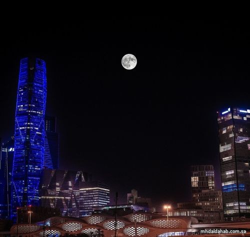 «فلكية جدة»: القمر لشهر صفر يُرصد في التربيع الأول مساء اليوم