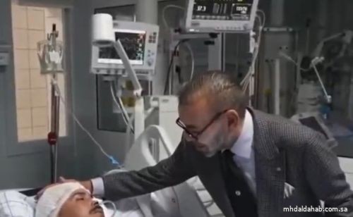 ملك المغرب يزور مصابين بمستشفى مراكش إثر الزلزال المدمر