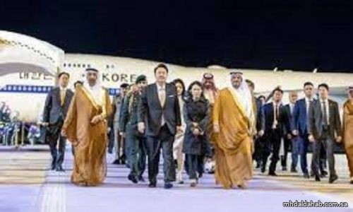 رئيس كوريا يصل الرياض وفي مقدمة مستقبليه نائب أمير المنطقة