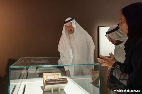 الأمير فيصل بن سلمان يزور معرض رحلة الكتابة والخط
