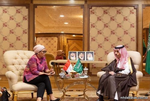 فيصل بن فرحان يلتقي وزيرة خارجية إندونيسيا