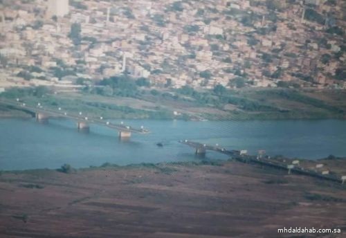 تدمير جسر رئيسي في الخرطوم والجيش وقوات الدعم السريع يتبادلان الاتهامات