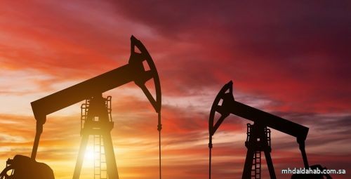 النفط يصعد بدعم من انخفاض الدولار وتوقعات وكالة الطاقة الدولية