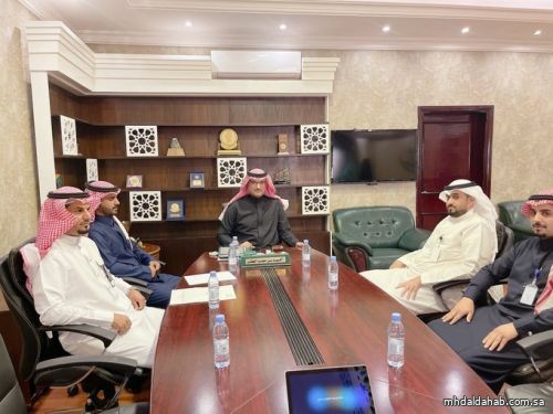 محافظ #المهد أ. فهد بن محمد العطر ، يجتمع بمكتبه بالمدير التنفيذي للنطاق الصحي الخامس د. عمار الرديعان