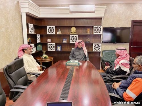 محافظ المهد أ. فهد العطر  يجتمع بمكتبه بمدير شركة معادن باريك للنحاس