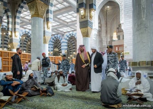 أمير منطقة المدينة المنورة يتفقد حلقات القرآن الكريم والمتون العلمية في رحاب المسجد النبوي