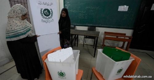 لجنة الانتخابات الباكستانية تأمر بإعادة الاقتراع في 53 مركز