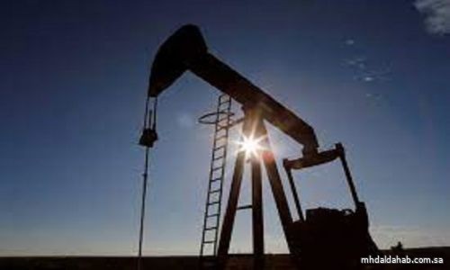 النفط يتراجع 0.5% مع زيادة أكبر من المتوقع في مخزونات الخام الأمريكية