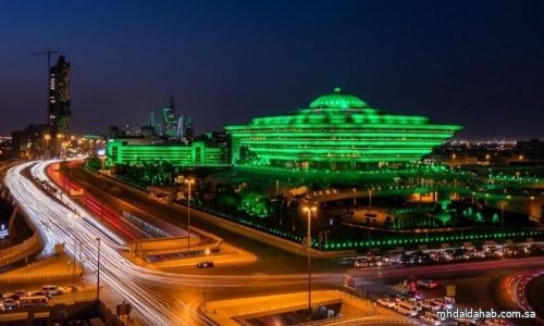 مباني وزارة الداخلية تكتسي اللون الأخضر احتفاء بذكرى يوم التأسيس