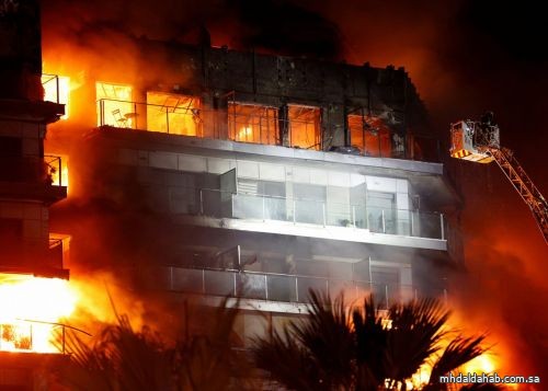 حريق يلتهم مبنى سكنياً في إسبانيا ومخاوف من وجود محاصرين