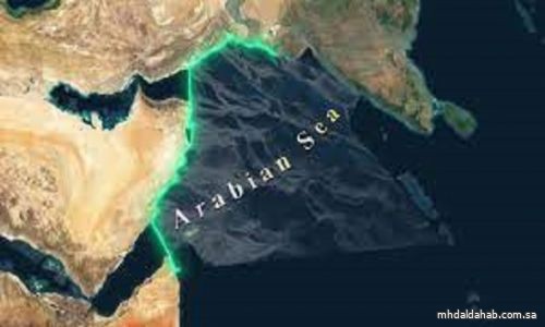 سفينة ترصد 4 قوارب "مريبة" قبالة سلطنة عمان