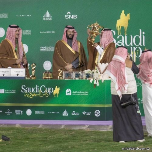 ولي العهد يتوج الفائز بكأس السعودية 2024 أغلى سباق للخيل في العالم