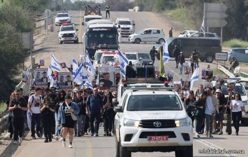 أسر الرهائن الإسرائيليين لدى حماس تنظم مسيرة من حدود غزة إلى القدس