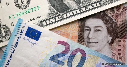 الإسترليني ينخفض مقابل الدولار ويرتفع مقابل اليورو