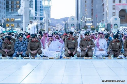 سلمان بن سلطان يشارك رجال الأمن طعام الإفطار في رحاب المسجد النبوي