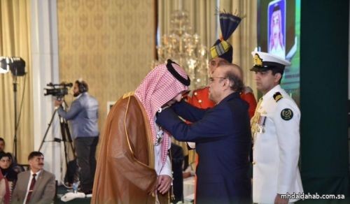 الرئيس الباكستاني يمنح الرئيس التنفيذي لصندوق التنمية السعودي وسام "هلال قائد أعظم"