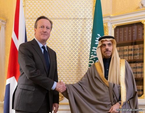 فيصل بن فرحان يبحث القضايا الإقليمية والدولية مع وزير الخارجية البريطاني