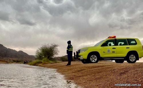 الدفاع المدني: إنقاذ (3) أشخاص احتجزوا بسيل داخل مركبة في بحرة