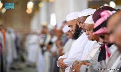 الحجاج يؤدون صلاة أول جمعة في المسجد النبوي بعد إتمام مناسكهم