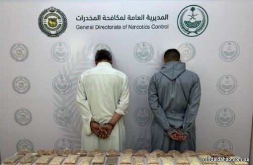 ضبط وافد نازح ومواطن بالمدينة المنورة لترويجهما (75,600) قرص من مادة الإمفيتامين المخدر