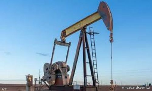 النفط يستقر وسط توقعات بوفرة الإمدادات وضعف الطلب