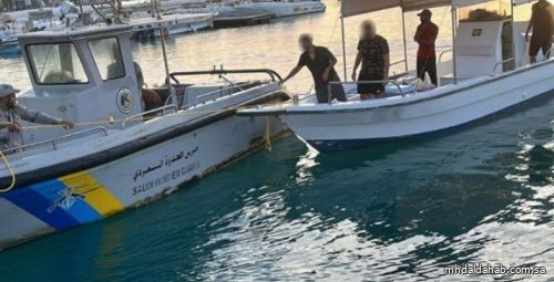«حرس الحدود» بينبع ينقذ مواطناً تعطل قاربه في عرض البحر