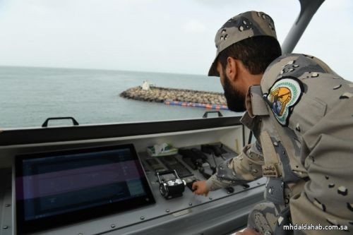 حرس الحدود بمكة ينقذ مواطنًا تعطلت واسطته البحرية في عرض البحر