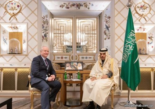 فيصل بن فرحان يلتقي في ميونخ عضو مجلس الشيوخ الأميركي السيناتور فان هولين