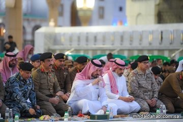 سمو أمير منطقة #المدينة_المنورة #سلمان_بن_سلطان يشارك رجال الأمن  إفطارهم في ساحة #المسجد_النبوي