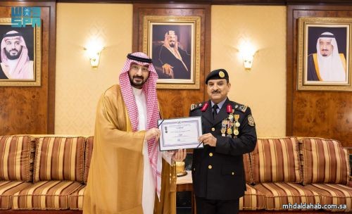 وزير الحرس الوطني يقلّد رئيس الجهاز العسكري المكلّف وسام المنظمة الدولية للحماية المدنية بمرتبة "فارس"