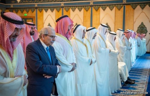سمو ولي العهد يؤدي صلاة عيد الفطر ويستقبل أصحاب السمو الأمراء والعلماء والمعالي وكبار المسؤولين الذين قدّموا له التهنئة بالعيد