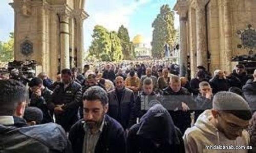 120 ألف مصل يؤدون صلاة العيد في المسجد الأقصى المبارك