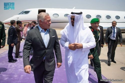 ملك الأردن يصل جدة ونائب أمير مكة في استقباله