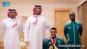 ولي العهد يستقبل البطل عبدالرحمن القرشي بعد تتويجه بذهبية ألعاب باريس البارالمبية