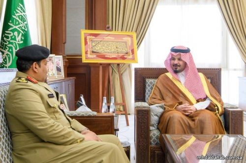 سمو أمير منطقة #المدينة_المنورة #سلمان_بن_سلطان يستقبل العميد الحسين البارقي بمناسبة تكليفه قائدًا لقوة أمن المنشآت بالمنطقة.